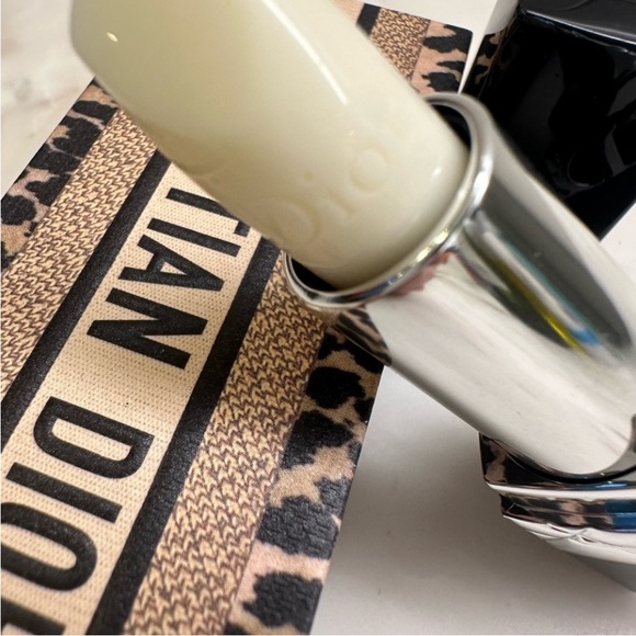 CHRISTIAN DIOR 😍Rouge Velvet Lip Balm #000 Diornatural with Sp Ed DIOR Case NIB - Picture 2 of 4